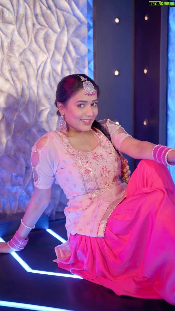 Garima Chaurasia Instagram - Apka focus BLURRR hua ya nhi ? 😉 @sachettandonofficial @paramparatandonofficial ♥️ . #blur #gimaashi #reels #gimaians #trending #newsong