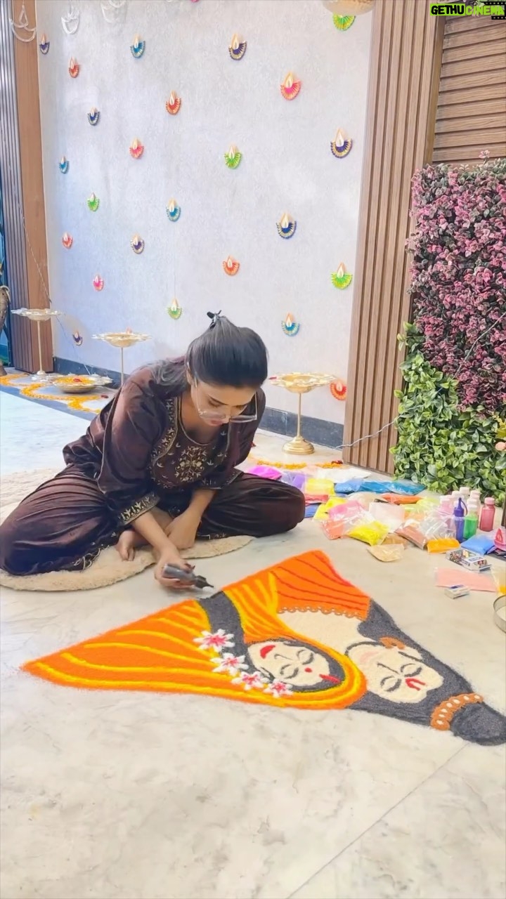 Garima Chaurasia Instagram - Mai toh apne *RAM ji Aur SITA MATA* ko khud hi le ayi apne ghar🥹🙏🏻♥️🪔 🏵️🪔 HAPPY DIWALI GUYS🪔🏵️ Kaisi lgi apko Meri rangoli?☺️ Meri mehnat🥹 Achi lagi toh Please comment “JAI SHRI RAM” in comment section 🙏🏻 #ram #jaishriram #diwali #rangoli #diwali2023 #diwalidecor #gimaashi #gimaians #ramsita #festive #festivevibes #lights #candles #diya #love