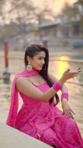 Garima Chaurasia Instagram - Guysssss I just tried my best🙆🏻‍♀️🙈( first take👀) Yrr jab se video dekha itna mann tha to recreate this🤭 Beautifully choreographed by @eshanisathe.kathak 🙌🏻 CHOR ( just loving this soulful song ) by @i.justh ✨ #gimaashi #CHOR #gimaians #kathak #trending #reels #trendingreels
