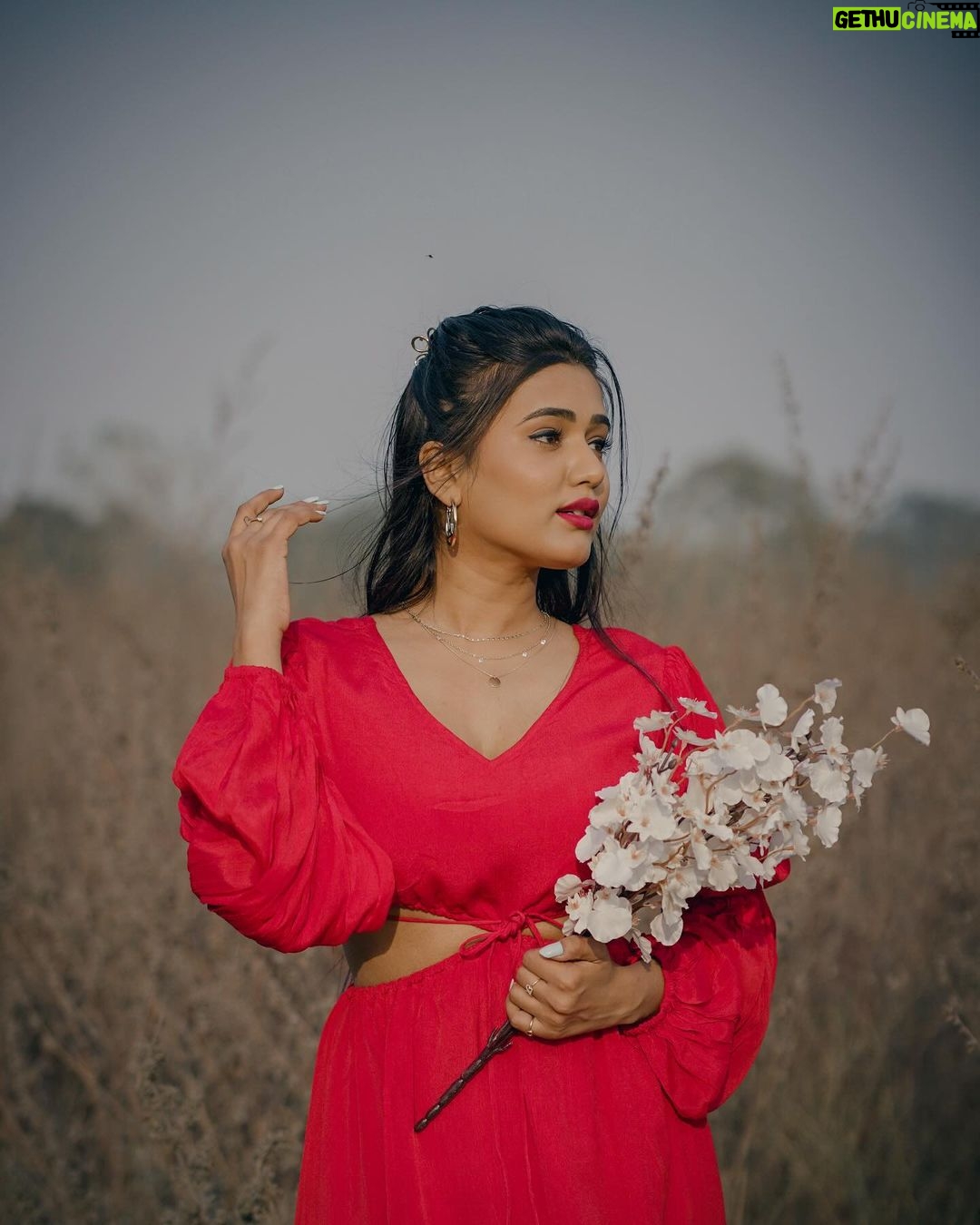 Garima Chaurasia Instagram - Love me like you do🌹 . . #gimaashi #gimaians