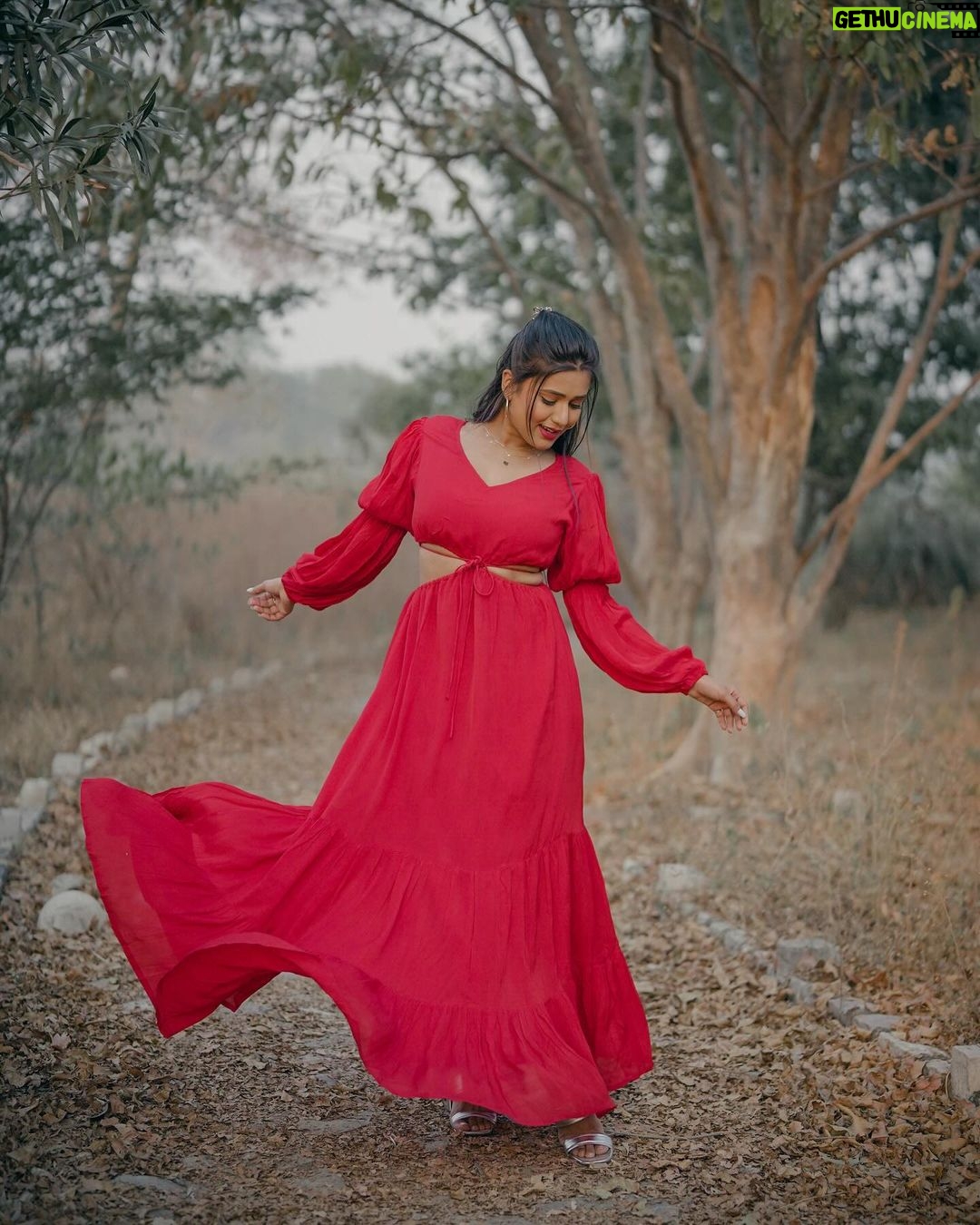 Garima Chaurasia Instagram - Love me like you do🌹 . . #gimaashi #gimaians