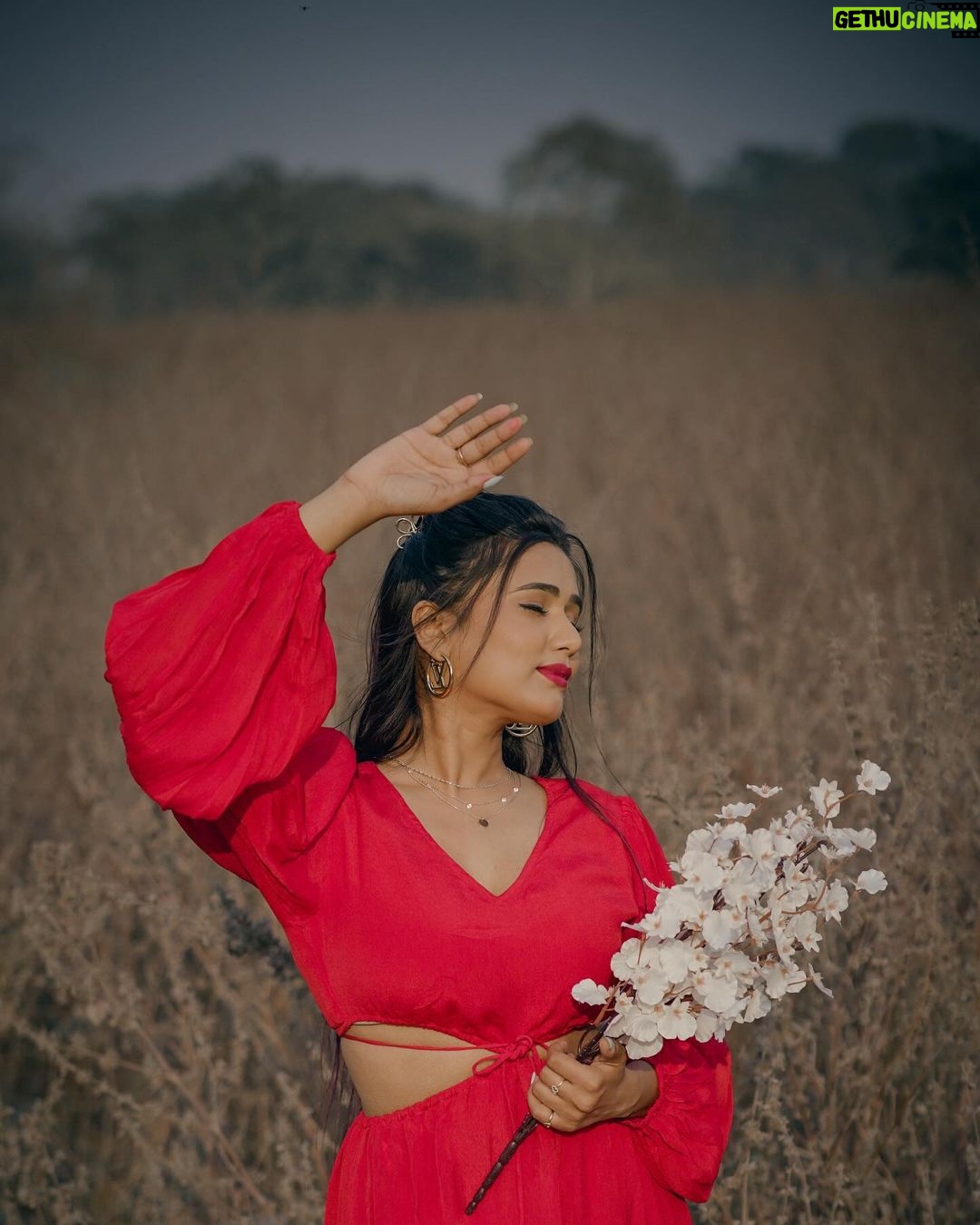 Garima Chaurasia Instagram - Love me like you do🌹 . . #gimaashi #gimaians