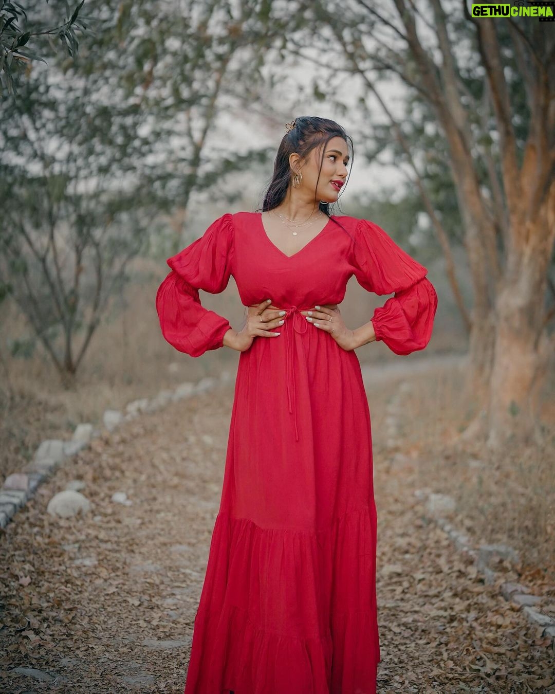 Garima Chaurasia Instagram - Love me like you do🌹 . . #gimaashi #gimaians