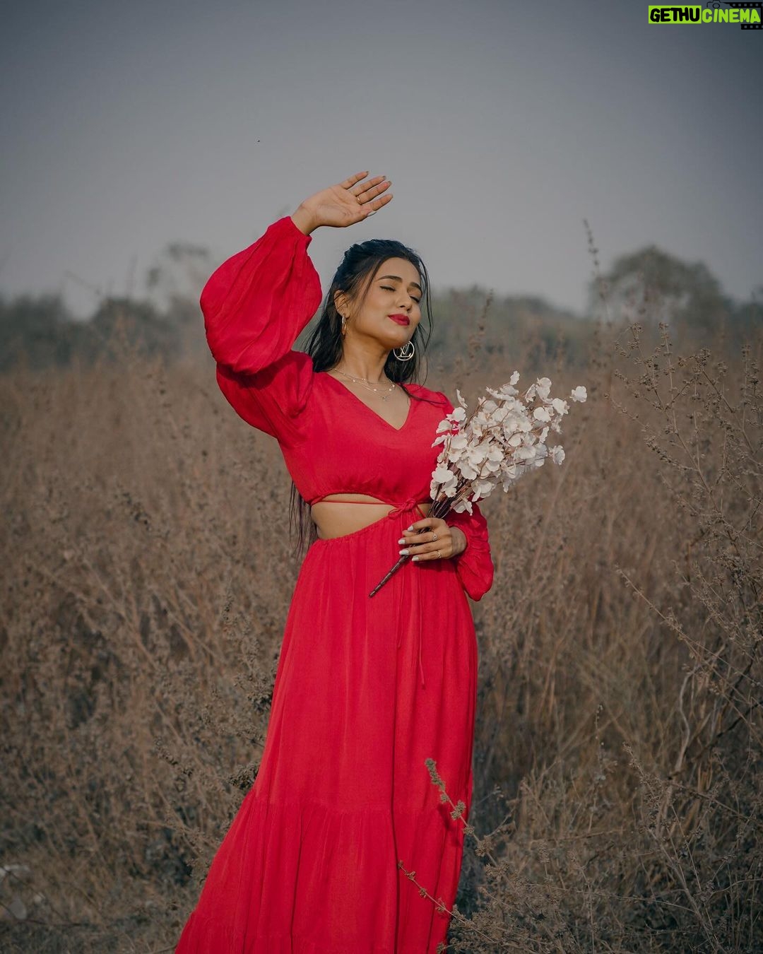 Garima Chaurasia Instagram - Love me like you do🌹 . . #gimaashi #gimaians