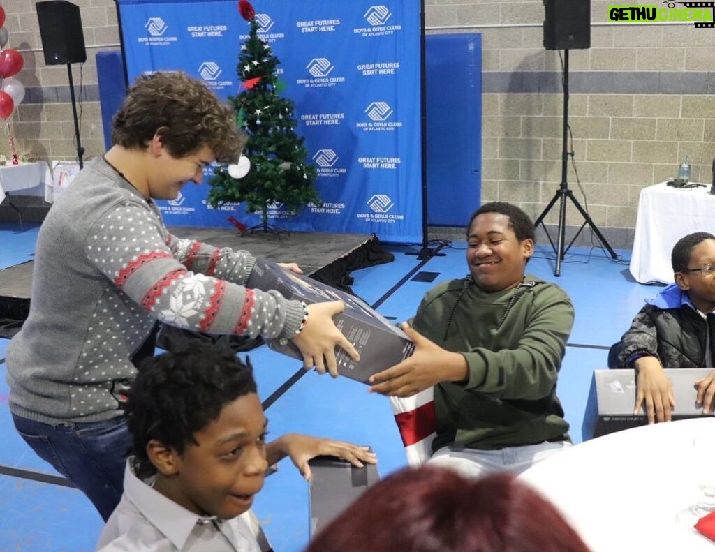 Gaten Matarazzo Instagram - Had a great time and met some amazing people @boysandgirlsclubac A special thanks to @xbox and @kovertcreative for helping to make this possible. I encourage everyone to support this amazing cause. I hope you all have an amazing rest of your holiday season.