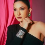 Gauahar Khan Instagram - Aur ab nazdeek se 🙋🏻‍♀️🖤 #closeup Mumbai, Maharashtra