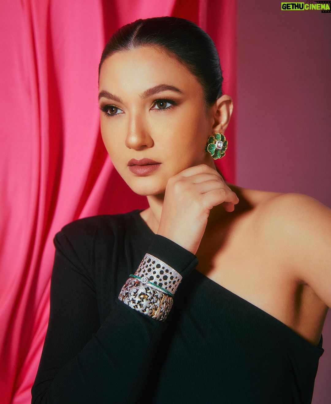Gauahar Khan Instagram - Aur ab nazdeek se 🙋🏻♀️🖤 #closeup Mumbai, Maharashtra