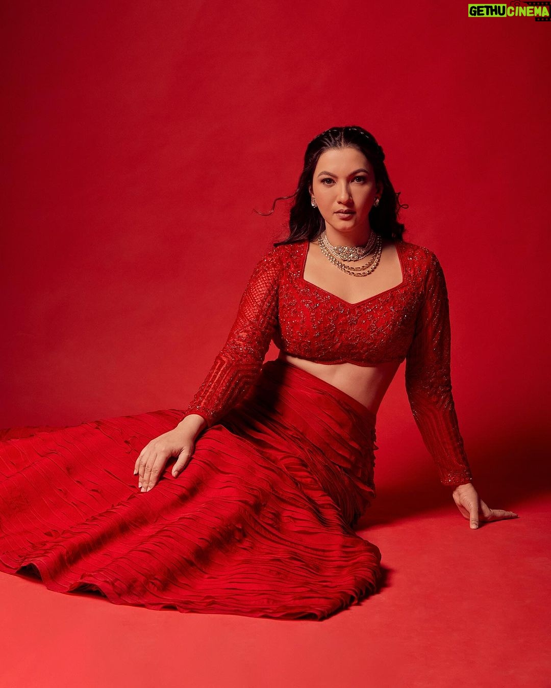 Gauahar Khan Instagram - 🌹 Outfit: @aakanshaguptaoffl Neckpieces: @Sanzanyjewels @anmoljewellers Earring: @anmoljewellers Styling : @devs213 assisted by @krutikaa_sharma Click : @mohitvaru Hair : @hairbykhushimehta #week7 #jhalakdikhlajaa11 #host #weddingspecial