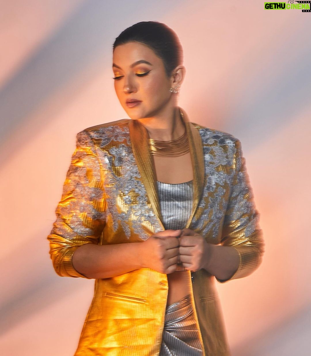 Gauahar Khan Instagram - GOLD SPOT 😬 #week6 #jhalakdikhlajaa11 #host Outfit: @aasabysimran Choker: @e3kjewelry Earrings: @nornament Styling : @devs213 assisted by @krutikaa_sharma 📸 : @mohitvaru Hair : @hairbykhushimehta Mumbai, Maharashtra