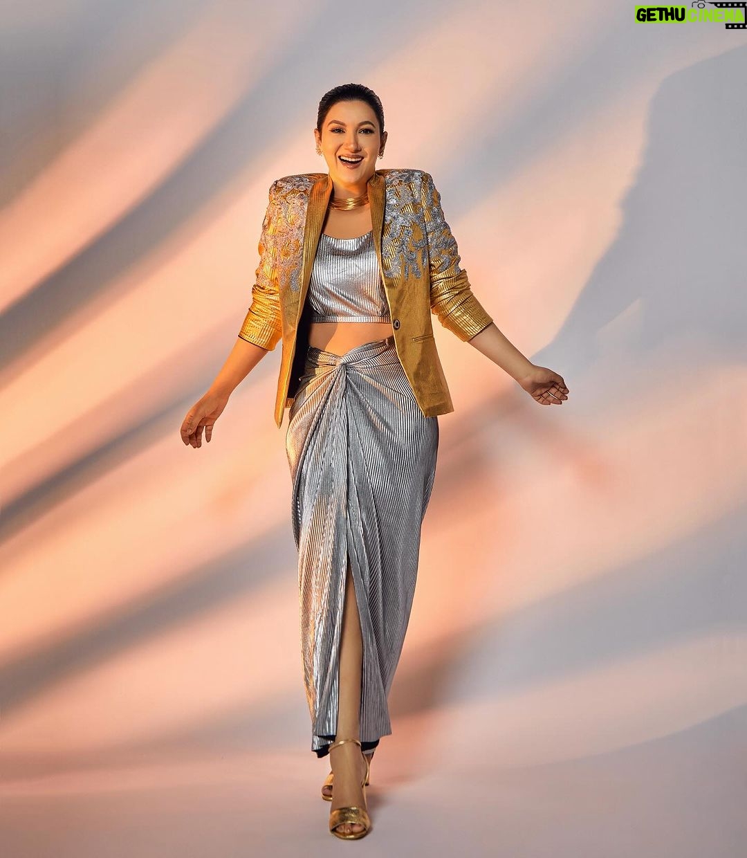 Gauahar Khan Instagram - GOLD SPOT 😬 #week6 #jhalakdikhlajaa11 #host Outfit: @aasabysimran Choker: @e3kjewelry Earrings: @nornament Styling : @devs213 assisted by @krutikaa_sharma 📸 : @mohitvaru Hair : @hairbykhushimehta Mumbai, Maharashtra