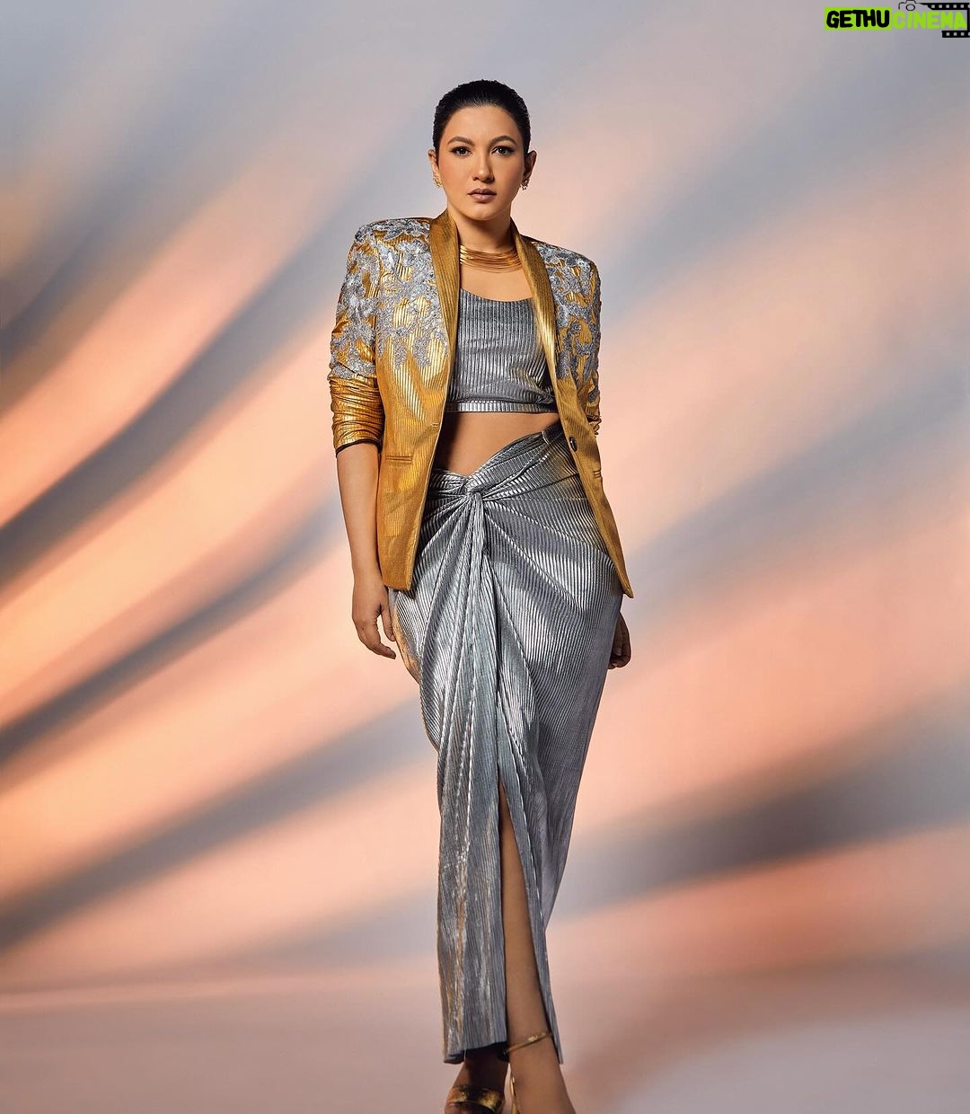 Gauahar Khan Instagram - GOLD SPOT 😬 #week6 #jhalakdikhlajaa11 #host Outfit: @aasabysimran Choker: @e3kjewelry Earrings: @nornament Styling : @devs213 assisted by @krutikaa_sharma 📸 : @mohitvaru Hair : @hairbykhushimehta Mumbai, Maharashtra