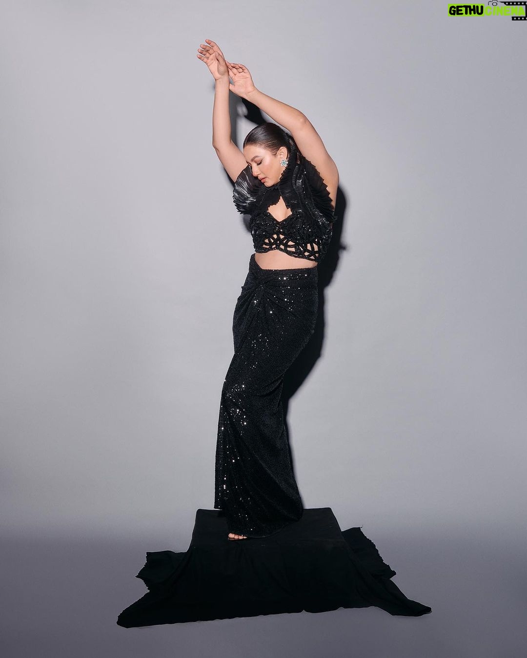 Gauahar Khan Instagram - If I was a trophy , this would definitely be coveted ! 🖤 Watch me on jhalak dikhla jaa tonight 9.30 PM on @sonytvofficial Wearing @kamaalicouture @jaipur_jewels Styled by @devs213 assisted by @krutikaa_sharma Click : @anurag_kabburphotography #week3 #Jhalakdikhlajaa11 #powerup Mumbai, Maharashtra