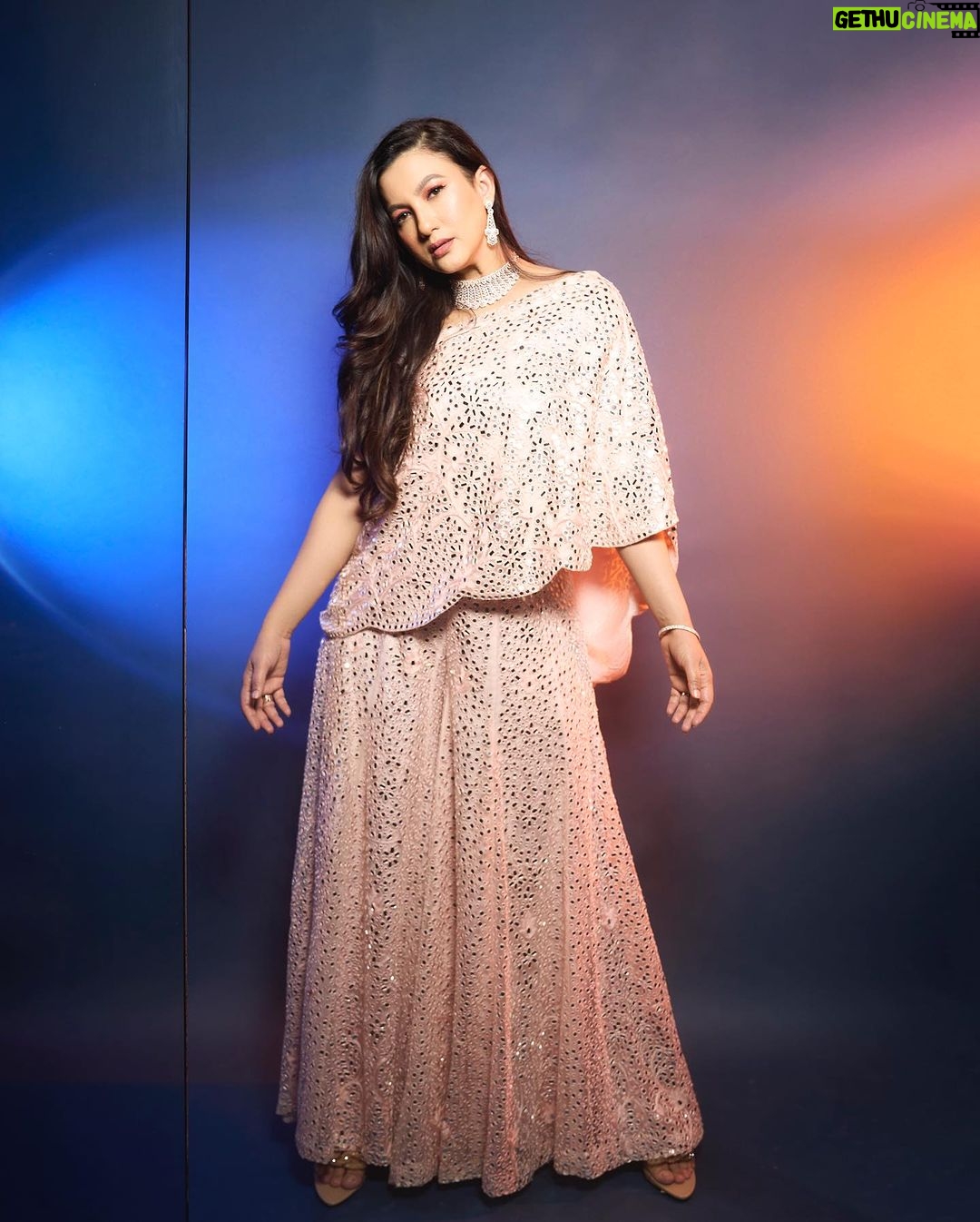 Gauahar Khan Instagram - Mirror Mirror on the wall !!!! 🌸 Outfit : @rococobyraghvi Jewellery : @gehnajewellers1 Styling : @devs213 assisted by @krutikaa_sharma Camera : @shreyansdungarwal Hair : @vinitasawant_hairstylist Mumbai, Maharashtra