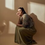 Gauahar Khan Instagram – 🤎 

Outfit : @babitamalkani 
Jewellery : @nornament 
Click : @mohitvaru 
Styling : @devs213 assisted by @krutikaa_sharma
Hair : @hairbykhushimehta Mumbai, Maharashtra
