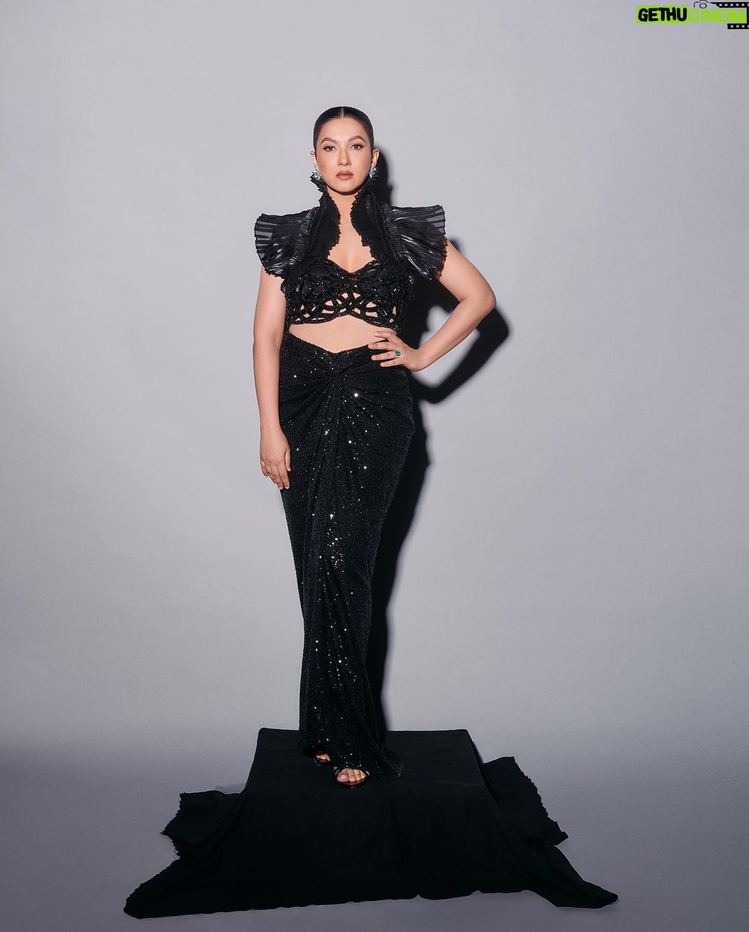 Gauahar Khan Instagram - If I was a trophy , this would definitely be coveted ! 🖤 Watch me on jhalak dikhla jaa tonight 9.30 PM on @sonytvofficial Wearing @kamaalicouture @jaipur_jewels Styled by @devs213 assisted by @krutikaa_sharma Click : @anurag_kabburphotography #week3 #Jhalakdikhlajaa11 #powerup Mumbai, Maharashtra