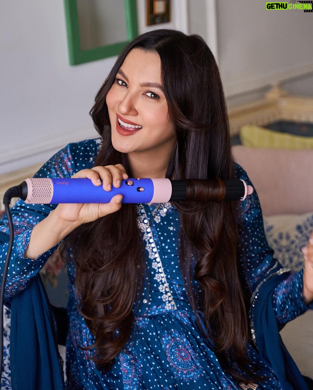 Gauahar Khan Instagram - The perfect diwali gift for all you girlies ! Numerous looks for the gazillion diwali parties are a piece of cake with the Dyson Airwrap. This one is a special edition colour with all the good old features 💕 @dyson_india . I absolutely love it ! #DysonIndia #DysonHair #DysonAirwrap #DysonFestiveStyling #gifted 📸 : @dieppj Mumbai, Maharashtra