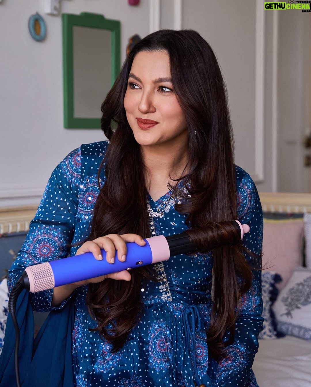 Gauahar Khan Instagram - The perfect diwali gift for all you girlies ! Numerous looks for the gazillion diwali parties are a piece of cake with the Dyson Airwrap. This one is a special edition colour with all the good old features 💕 @dyson_india . I absolutely love it ! #DysonIndia #DysonHair #DysonAirwrap #DysonFestiveStyling #gifted 📸 : @dieppj Mumbai, Maharashtra