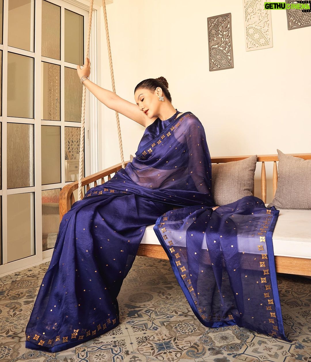 Gauahar Khan Instagram - Wore a saree after pregnancy and delivery , so almost 1.5 yrs later . 🙋🏻♀️💙 Saree : @priyalprakashhouseofdesign Jewellery : @sunitaguptajewellery Styling : @devs213 assisted by @krutikaa_sharma Camera 📸 : @visualaffairs_va