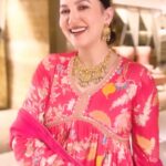 Gauahar Khan Instagram - Something about the right Pink 😬🩷 Outfit : @thebairaas #desigirl #weddings #trendingreels #actor Mumbai, Maharashtra