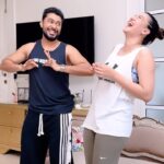 Gauahar Khan Instagram - Peet peeche dil ki baat 🤭 Of course with the OG #jhallawallah girl @gauaharkhan 😻
