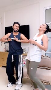 Gauahar Khan Instagram - Peet peeche dil ki baat 🤭 Of course with the OG #jhallawallah girl @gauaharkhan 😻