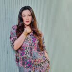 Gauahar Khan Instagram - If don’t mess with me had a face !!!! 😬🙋🏻‍♀️💜 Thank u my zaxs for this outfit 😘 @zakiazkhan 📸 : @dieppj Mumbai, Maharashtra