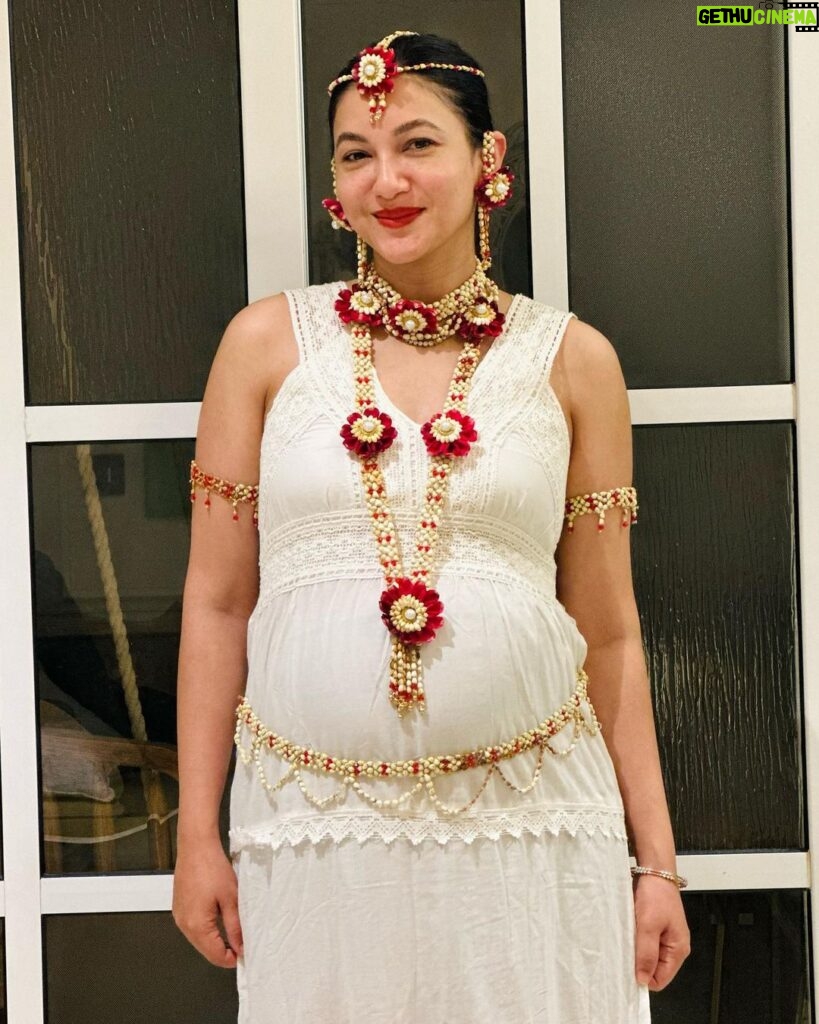 Gauahar Khan Instagram - Wanted to post this n thank two beautiful souls who made my pregnancy so special. Made these custom flower jewellery for my personal godh bharai , which they came to celebrate with me all the way from pune . Will never forget ❤️❤️❤️ ushaji n Komal here’s a pic that I wore it with a lot of love . 🌸 thank u so much for ur love @ushakakadeofficial @komal_rohan_deshmukh ❤️ #throwback to 7 months pregnant me . 🙋🏻‍♀️ Mumbai, Maharashtra