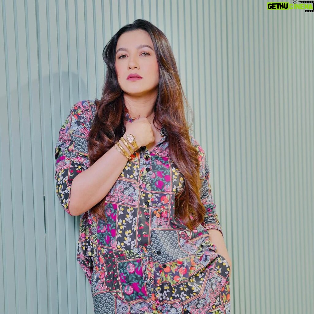 Gauahar Khan Instagram - If don’t mess with me had a face !!!! 😬🙋🏻‍♀️💜 Thank u my zaxs for this outfit 😘 @zakiazkhan 📸 : @dieppj Mumbai, Maharashtra