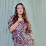 Gauahar Khan Instagram - If don’t mess with me had a face !!!! 😬🙋🏻‍♀️💜 Thank u my zaxs for this outfit 😘 @zakiazkhan 📸 : @dieppj Mumbai, Maharashtra