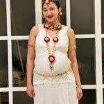 Gauahar Khan Instagram – Wanted to post this n thank two beautiful souls who made my pregnancy so special. Made these custom flower jewellery for my personal godh bharai , which they came to celebrate with me all the way from pune . Will never forget ❤️❤️❤️ ushaji n Komal here’s a pic that I wore it with a lot of love . 🌸 thank u so much for ur love @ushakakadeofficial @komal_rohan_deshmukh ❤️ #throwback to 7 months pregnant me . 🙋🏻‍♀️ Mumbai, Maharashtra