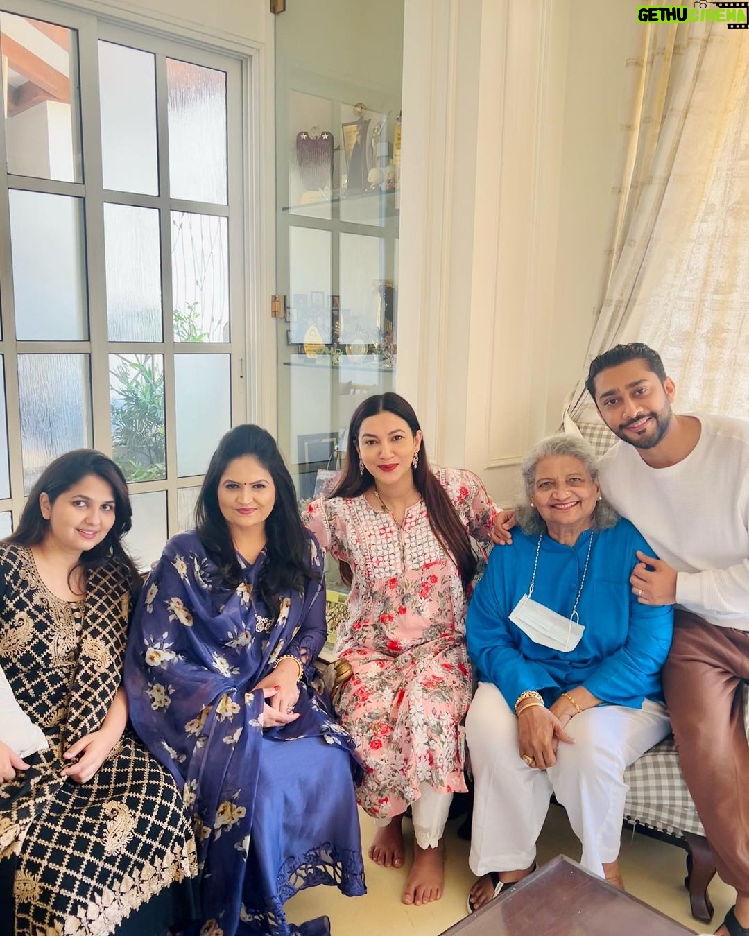 Gauahar Khan Instagram - Wanted to post this n thank two beautiful souls who made my pregnancy so special. Made these custom flower jewellery for my personal godh bharai , which they came to celebrate with me all the way from pune . Will never forget ❤️❤️❤️ ushaji n Komal here’s a pic that I wore it with a lot of love . 🌸 thank u so much for ur love @ushakakadeofficial @komal_rohan_deshmukh ❤️ #throwback to 7 months pregnant me . 🙋🏻♀️ Mumbai, Maharashtra