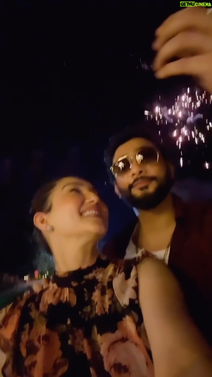 Gauahar Khan Instagram - Happy new year♥️ Welcoming 2024 with lot's of love & peace ✨ #Allhamdulillah for everything 2023✨ Location 📍 @mayfairmorjim #Goa #travel