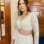 Gauahar Khan Instagram – Chaandni 🤍

Outfit:@nitikagujralofficial
Jewellery: @bharatsonsjewellers 
Styling : @devs213 assisted by @krutikaa_sharma Umaid Bhawan Palace