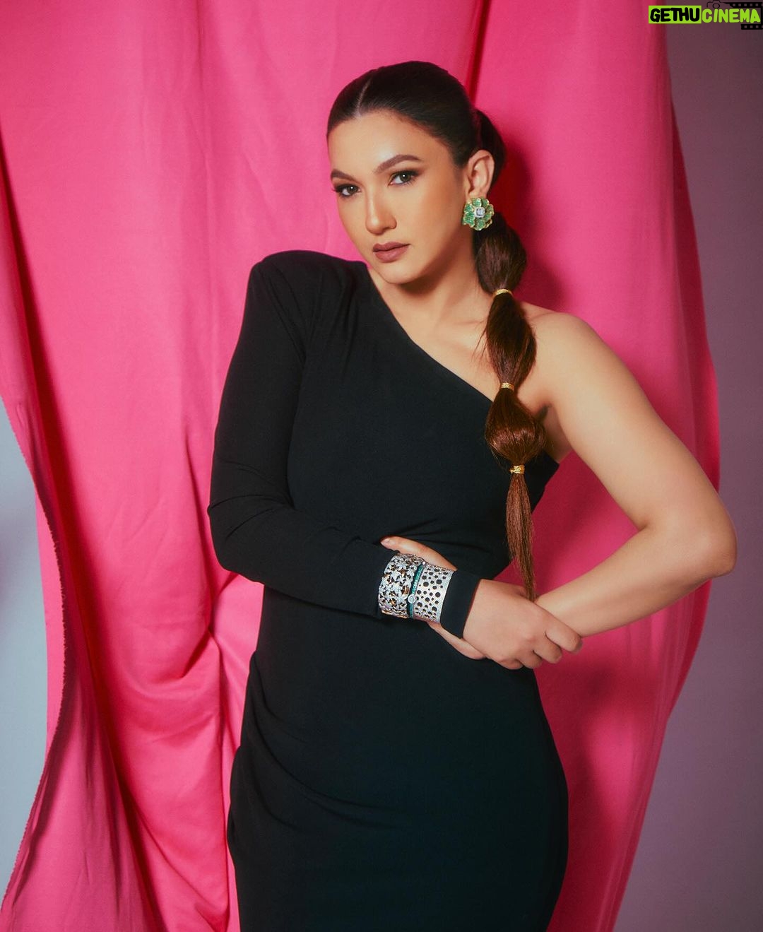 Gauahar Khan Instagram - Aur ab nazdeek se 🙋🏻♀️🖤 #closeup Mumbai, Maharashtra