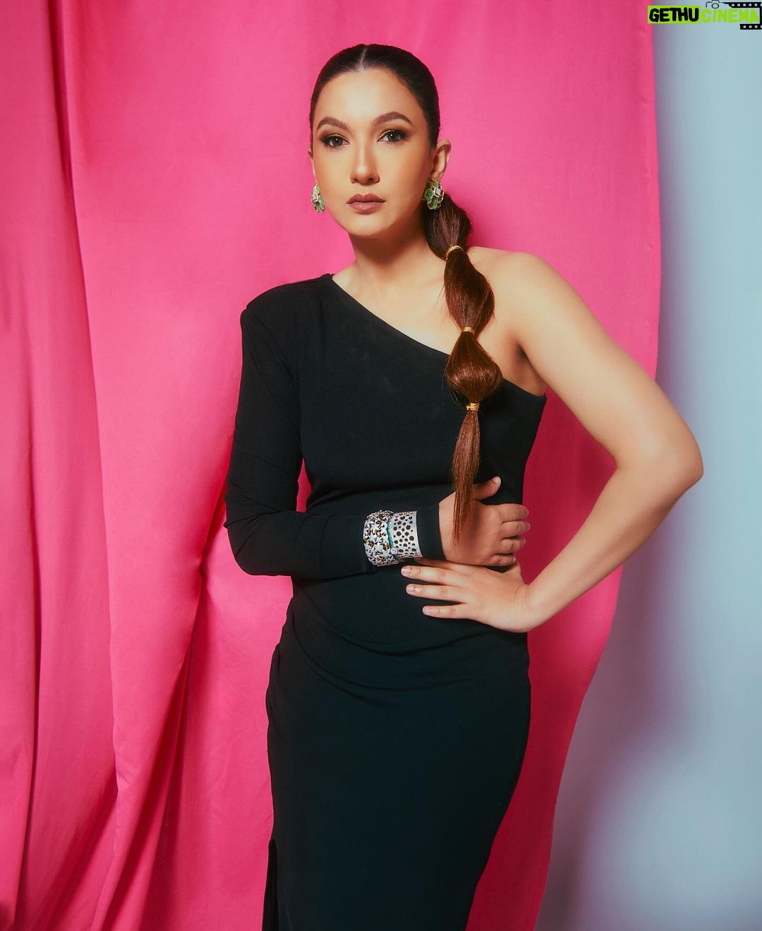 Gauahar Khan Instagram - Aur ab nazdeek se 🙋🏻♀️🖤 #closeup Mumbai, Maharashtra