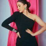 Gauahar Khan Instagram - Aur ab nazdeek se 🙋🏻‍♀️🖤 #closeup Mumbai, Maharashtra