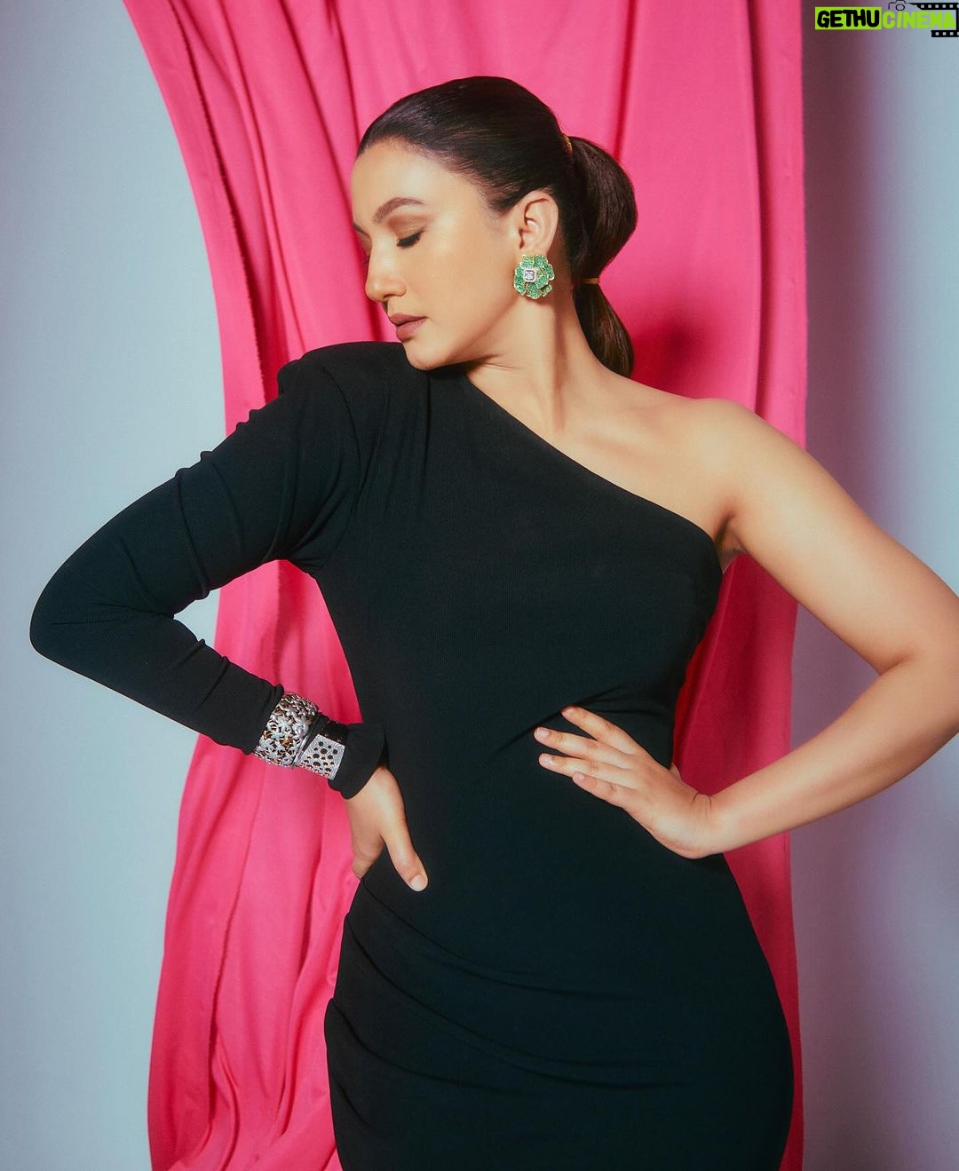 Gauahar Khan Instagram - Aur ab nazdeek se 🙋🏻♀️🖤 #closeup Mumbai, Maharashtra