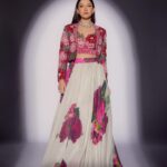 Gauahar Khan Instagram – 🌹 #week11 #jhalakdikhlajaa11 @sonytvofficial #host 

Styling : @devs213 assisted by @krutikaa_sharma 
Camera : @mohitvaru 
Outfit : @gazalguptacouture 
Jewellery : @anmoljewellers Mumbai, Maharashtra