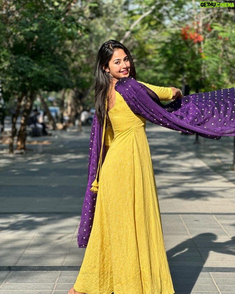 Gayathri Sri Instagram - Wearing yellow - my hue of joy 🤩 Outfit from @_gina_couture #model #trading #actress #withoutmakeup