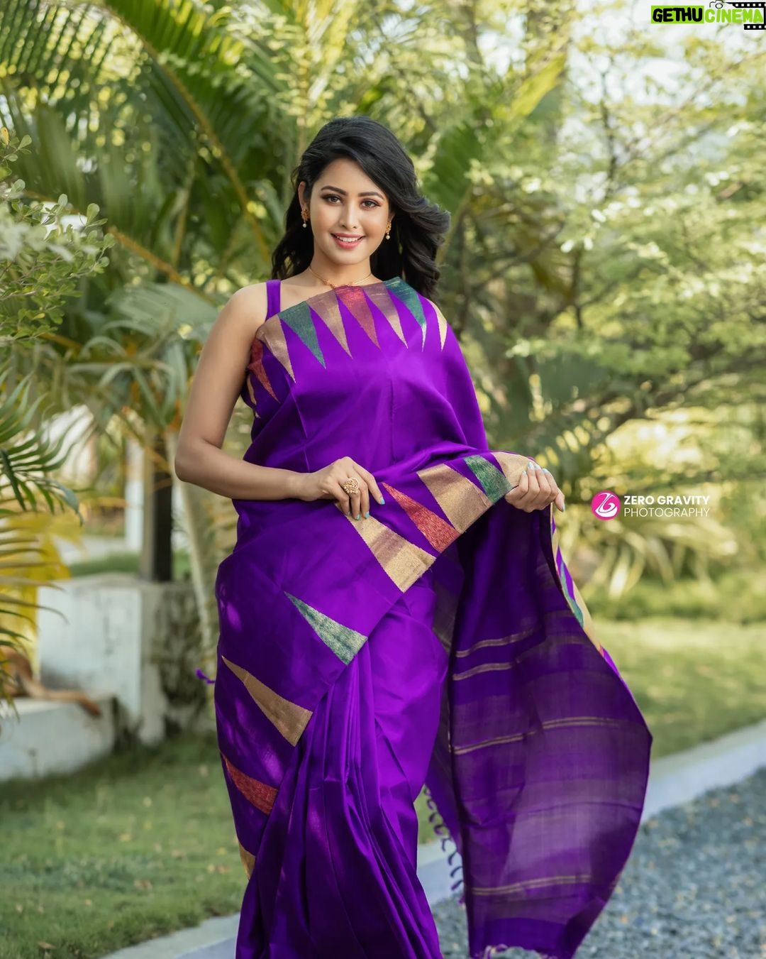 Gayathri Sri Instagram - 💜 Makeover @mua_vijisharath Hair @makeup_sharathbhushan Photography 📸 @zerogravityphotography Saree @silkemporium_uk Jewel 💎 @aviraabridaljewels Location @ajgardens_ #vijaytelevision #serial #vijayserial #aahakalyanam #vijaytv #reels Chennai, India