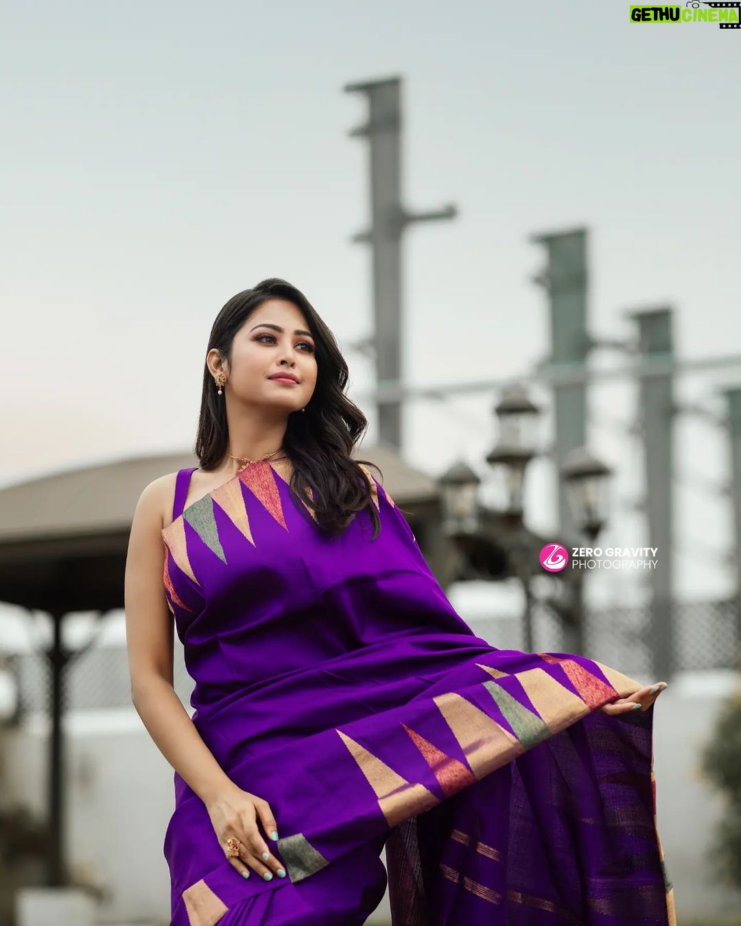Gayathri Sri Instagram - 💜 Makeover @mua_vijisharath Hair @makeup_sharathbhushan Photography 📸 @zerogravityphotography Saree @silkemporium_uk Jewel 💎 @aviraabridaljewels Location @ajgardens_ Thanks to @thillainathan.k #vijaytelevision #serial #vijayserial #aahakalyanam #vijaytv #reels Chennai, India