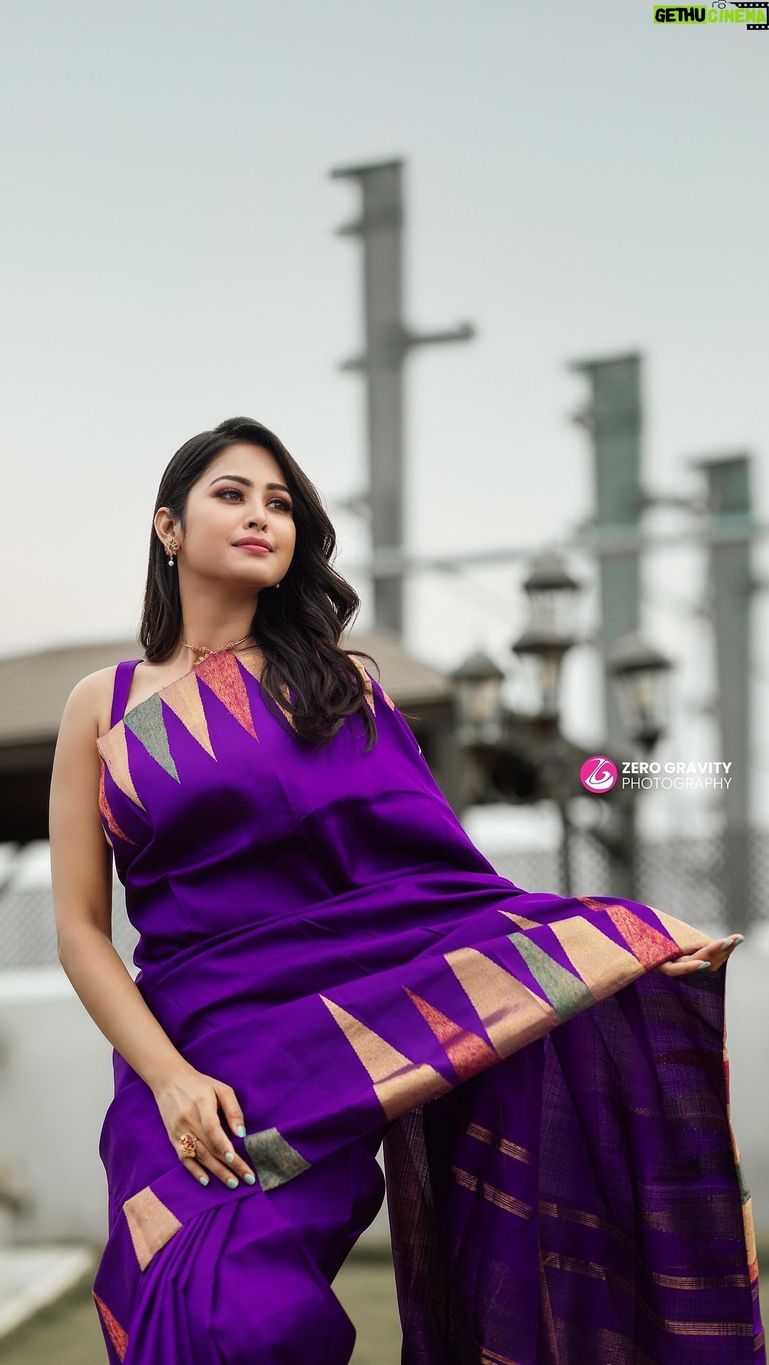 Gayathri Sri Instagram - There is a story behind every sareeโs ๐ซ ๐ Makeover @mua_vijisharath Hair @makeup_sharathbhushan Photography ๐ธ @zerogravityphotography Saree @silkemporium_uk Jewel ๐ @aviraabridaljewels Location @ajgardens_ #vijaytelevision #serial #vijayserial #aahakalyanam #vijaytv #reels #model #sarees #instagood #dailypost #instalove #likeforlikes #likekaro #vijaytv #suntv #zee #saree #traditionalwear #india #tamilponnu #tamilactress #tamilnadu #viral #iphone14promax