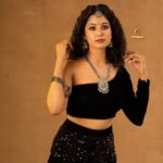 Gayathri Sri Instagram - MAGIC BLACK 🖤✨ @deepi_makeupartistry @mani_stylist_ Chennai, India