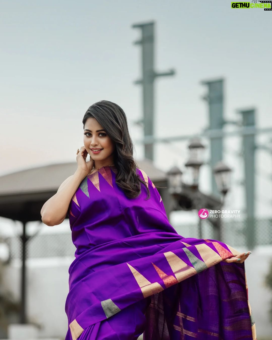 Gayathri Sri Instagram - 💜 Makeover @mua_vijisharath Hair @makeup_sharathbhushan Photography 📸 @zerogravityphotography Saree @silkemporium_uk Jewel 💎 @aviraabridaljewels Location @ajgardens_ #vijaytelevision #serial #vijayserial #aahakalyanam #vijaytv #reels Chennai, India