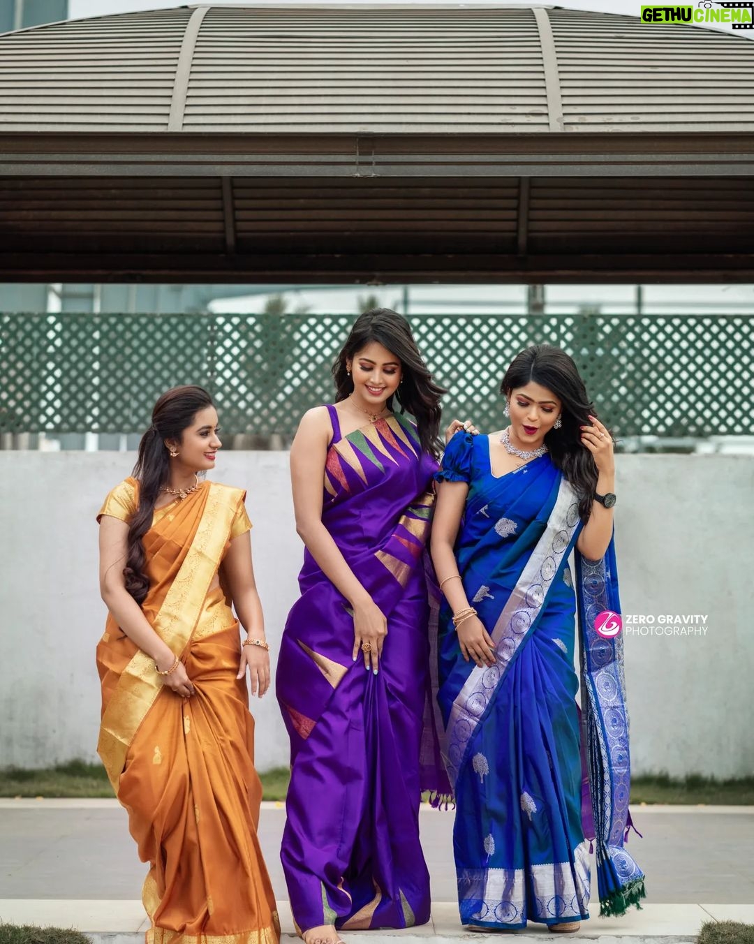 Gayathri Sri Instagram - 💜 Makeover @mua_vijisharath Hair @makeup_sharathbhushan Photography 📸 @zerogravityphotography Saree @silkemporium_uk Jewel 💎 @aviraabridaljewels Location @ajgardens_ #vijaytelevision #serial #vijayserial #aahakalyanam #vijaytv #reels Chennai, India