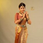 Gayathri Sri Instagram - ✨ Makeup: @deepi_makeupartistry Hairstylist: @mani_stylist_ Saree drape: @style_with_anbu Jewel: @new_ideas_fashions Saree: @frontiers_fashion_lounge Photography: @prachuprashanth Flowers: @sathana_flowerdesigns