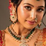Gayathri Sri Instagram - Traditional skin finish Makeup look✨ Vc: @prachuprashanth Attire: @frontiers_fashion_lounge For Bridal booking do contact 8610292488📲 #chennaimakeupartist #chennaimua #makeuplook #traditionallook #bridalmakeup #skinfinishmakeup #deepimakeupartistry