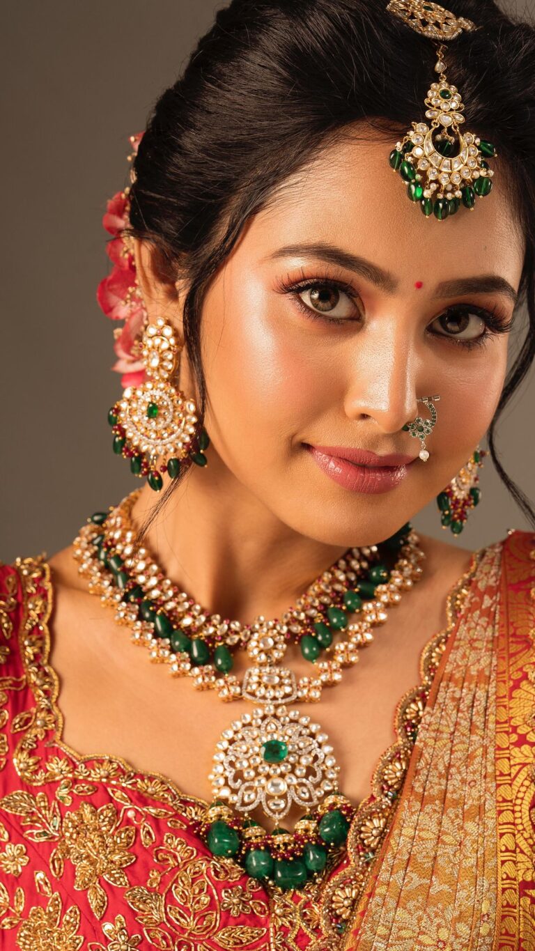 Gayathri Sri Instagram - Traditional skin finish Makeup look✨ Vc: @prachuprashanth Attire: @frontiers_fashion_lounge For Bridal booking do contact 8610292488📲 #chennaimakeupartist #chennaimua #makeuplook #traditionallook #bridalmakeup #skinfinishmakeup #deepimakeupartistry