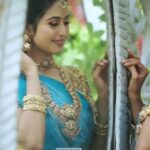 Gayathri Sri Instagram - Beautiful @gayu_sri_offl look by the team😍✨ Makeover @mathi_makeupstudio_and_academy Blouse @astah_boutique_tirupur Photography @bluemoon_pictures Saree @dr_ganesh_sah_silks_saress Flowers @_floralelegance_ Shapewear @quiensee Jewellery @nakshatra_rental_jewellery