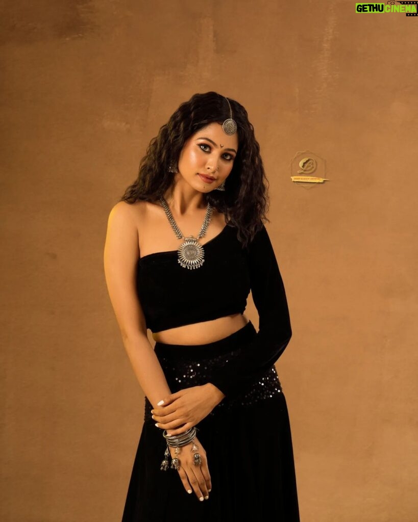 Gayathri Sri Instagram - MAGIC BLACK 🖤✨ @deepi_makeupartistry @mani_stylist_ Chennai, India